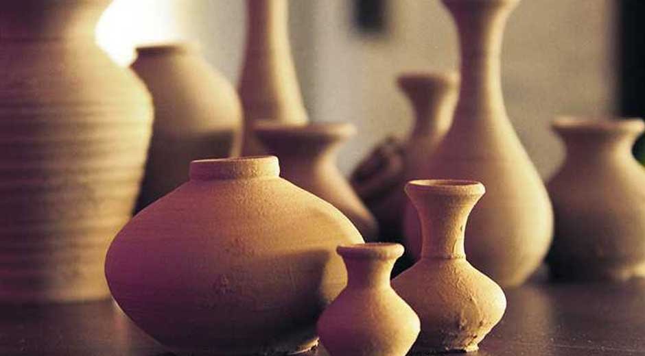 The-Art-of-Displaying-a-Pottery-Vase-in-Your-Home