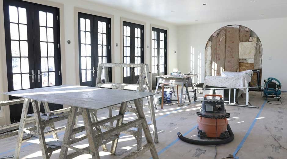 The-Benefits-of-Hiring-Top-Home-Renovation-Companies-vs.-DIY-Solutions